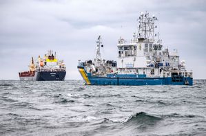 Kustbevakningens fartyg KBV033 och lastfartyget Vezhen ligger på måndagen ankrade utanför Karlskrona. Arkivbild. Johan Nilsson / TT