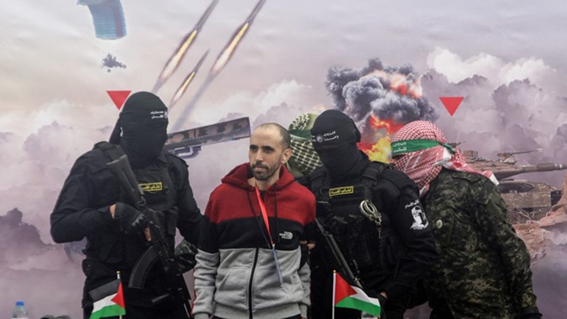 Hamas överlämnade under förnedrande former delar av gisslan tillbaka till Israel tidigare i år. Här är det en utmärglad Tal Shoham som visas upp inför vrålande civila palestinska araber i Gaza innan Röda Korset förde honom vidare till Israel. Foto: AP