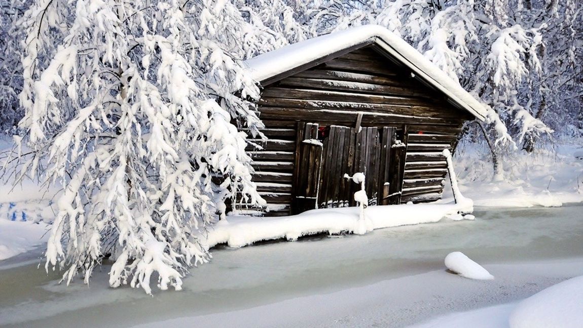 En kall vinter kommer till en tom lada med trasiga väggar. För många kommer det bokstavligt bli tufft att hålla sig varm i vinter. Foto: Torbjörn Lilja/TT