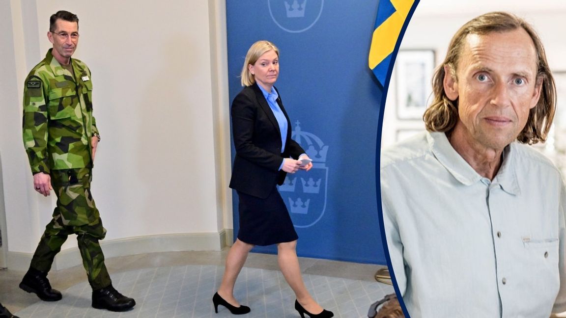 Statsminister Magdalena Andersson (S) och ÖB Micael Bydén på väg in till måndagens pressträff. Foto: Jonas Ekströmer/TT