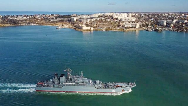 Ett ryskt militärfartyg nära hamnen i Sevastopol. Arkivbild. Ryska försvarsdepartementet via AP/TT
