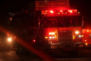 Flera personer rapporteras döda i en brand i USA-delstaten Massachusetts. Foto: Damian Dovarganes/AP/TT