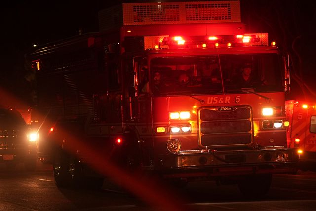 Flera personer rapporteras döda i en brand i USA-delstaten Massachusetts. Foto: Damian Dovarganes/AP/TT