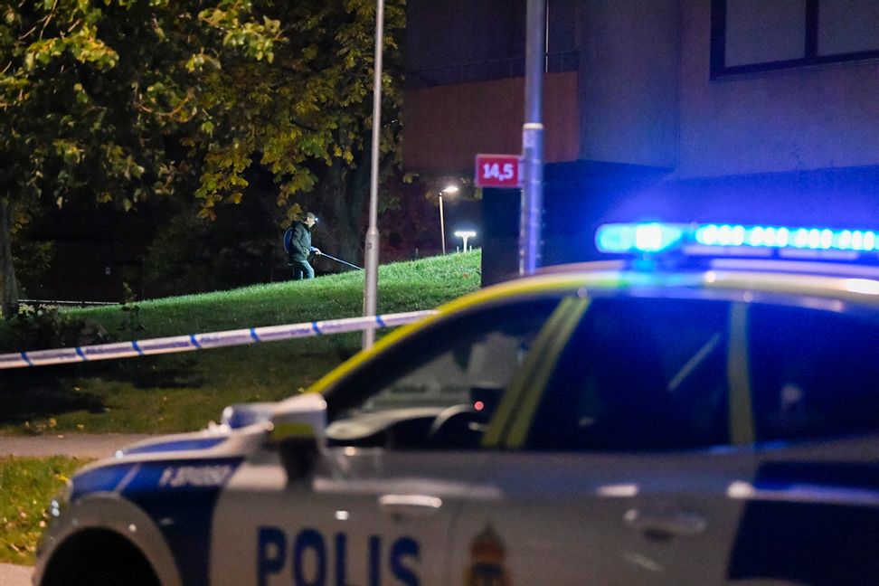 Poliser på plats efter en skottlossning i Fittja i södra Stockholm i oktober. Oscar Olsson/TT