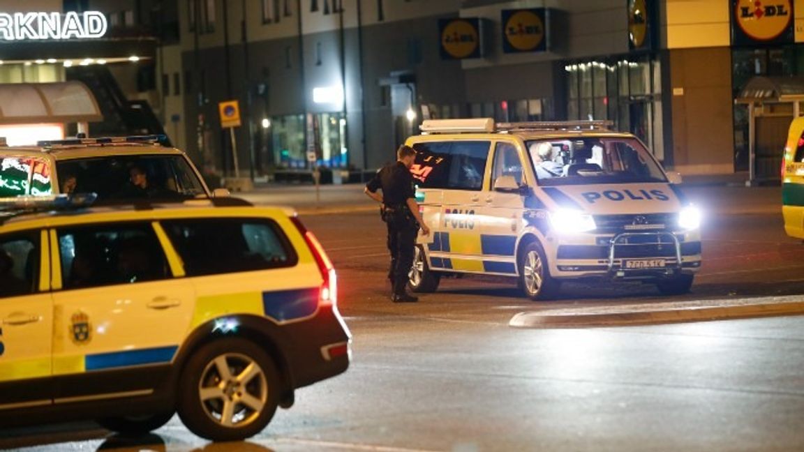 Polisen var på plats i Flemingsbergs centrum i Huddinge under natten. Foto: Stefan Jerrevång/TT.