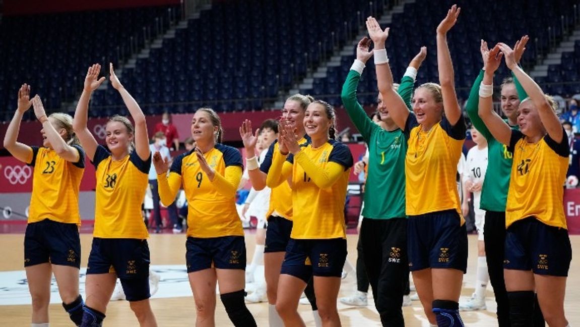 Det svenska damlandslaget i handboll firar segern mot Sydkorea. Foto: Sergei Grits/AP/TT