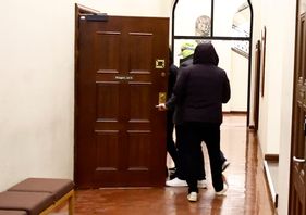 Maskerade poliser för in den misstänkte 18-åringen till häktningsförhandlingen i Stockholms tingsrätt den 13 februari. Stefan Jerrevång/TT