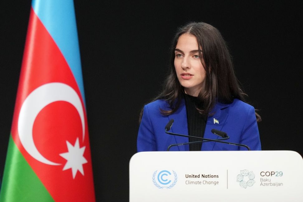 Sveriges klimatminister Romina Pourmokhtari (L) talar under COP29 i Baku. Bilden är tagen 24 november. Sergei Grits