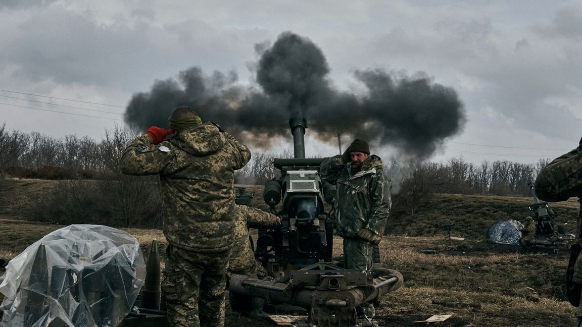 Ukrainska soldater på plats i Bachmut. Foto: Libkos/AP/TT 