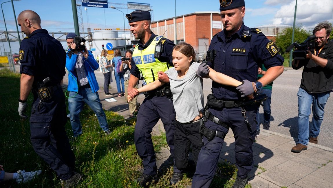 Timmar efter att domen genomförs en liknande manifestation igen. Återigen förs Thunberg bort av polisen. Foto: Pavel Golovkin/TT
