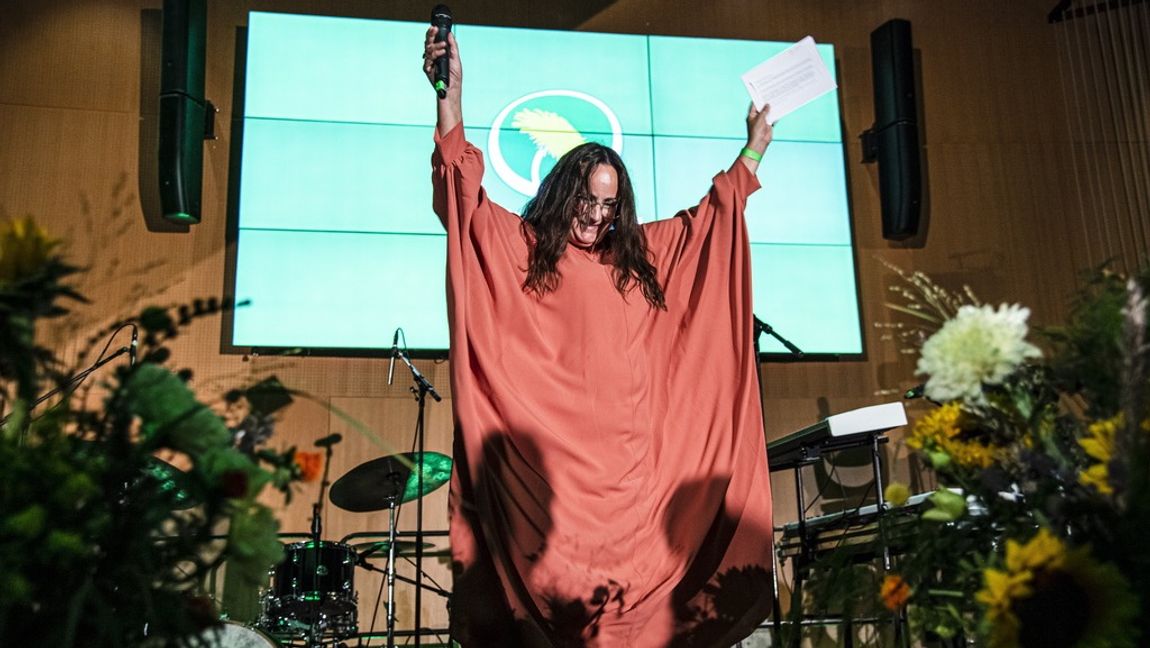 Det var stor glädje på Miljöpartiets valvaka trots att det var stödröster som räddade dem kvar i riksdagen. Foto: Robin Lorenz-Allard/TT