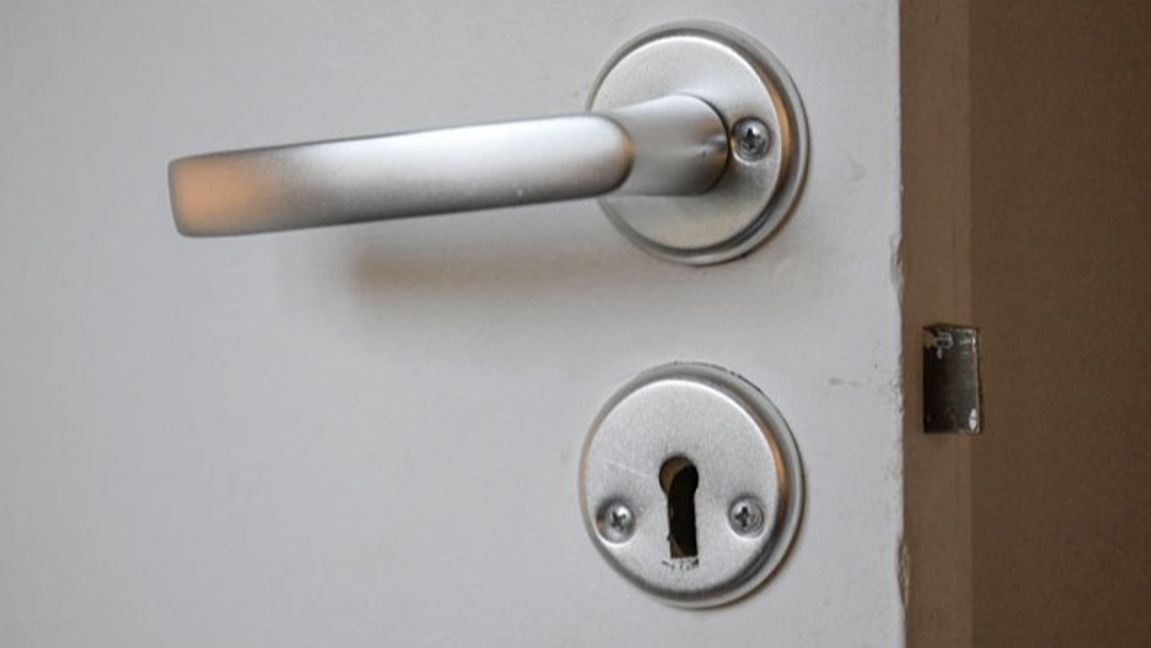 Kvinnan bytte lås och vägrade sedan öppna för både låssmed och polis. Foto: Janerik Henriksson/TT