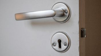 Kvinnan bytte lås och vägrade sedan öppna för både låssmed och polis. Foto: Janerik Henriksson/TT