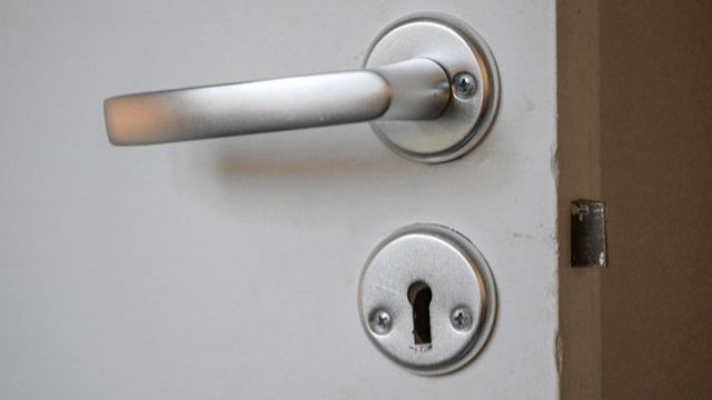 Kvinnan bytte lås och vägrade sedan öppna för både låssmed och polis. Foto: Janerik Henriksson/TT