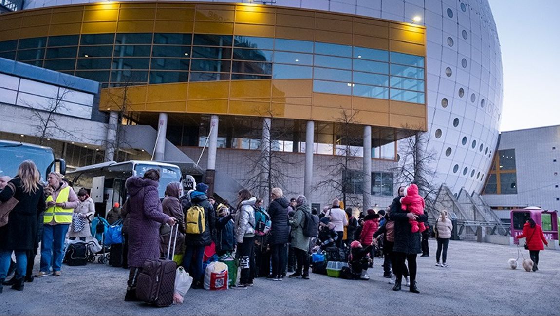 Ukrainska flyktingar som anlänt till Globen med buss. Foto: Magnus Hjalmarson Neideman/SvD/TT