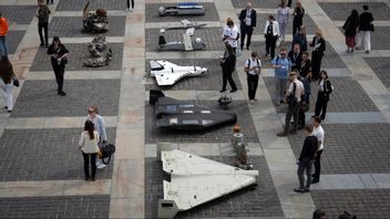Besökare studerar nedskjutna ryska drönare på en internationell konferens i Kiev den 27 juni 2025 för utökade sanktioner mot Ryssland. Foto: AP Photo/Efrem Lukatsky