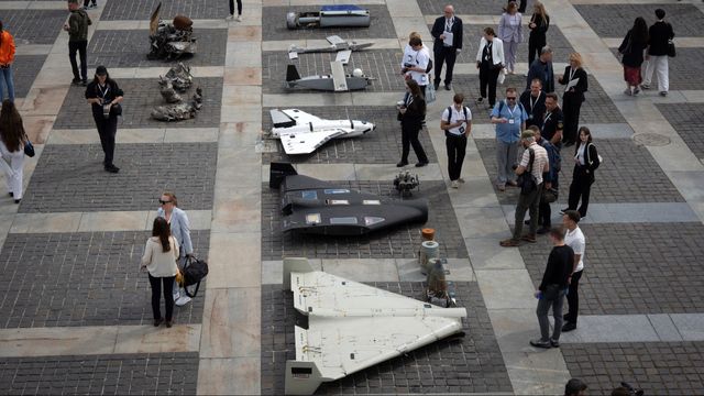 Besökare studerar nedskjutna ryska drönare på en internationell konferens i Kiev den 27 juni 2025 för utökade sanktioner mot Ryssland. Foto: AP Photo/Efrem Lukatsky