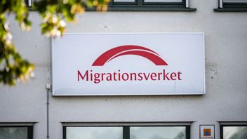 Migrationsverket sänker prognosen för 2025, men Sveriges asylmottagande förblir betydligt högre än Finlands. Foto: TT