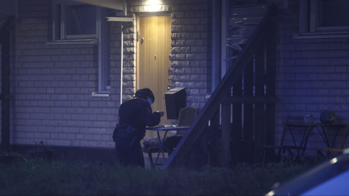 Polis på plats vid lägenheten efter explosionen. Stefan Jerrevång/TT