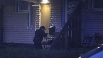 Polis på plats vid lägenheten efter explosionen. Stefan Jerrevång/TT