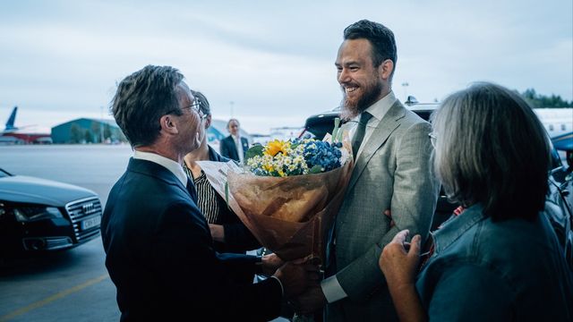 Den 15 juni kom Johan Floderus hem och kunde återförenas med sin familj. På Arlanda välkomnades han av statsminister Ulf Kristersson. Foto: Tom Samuelsson/Regeringskansliet