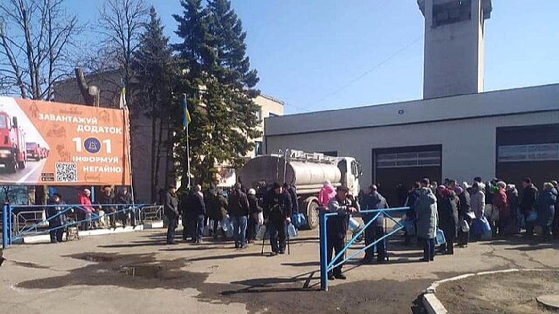 Den ukrainska räddningstjänsten leverar vatten med tankbil till Vuhledar i Donetskregionen efter att ryssarna slagit ut vattenförsörjningen i staden den 26 mars 2022. Foto: Ukrainas räddningstjänst, DSNS, wikimedia commons