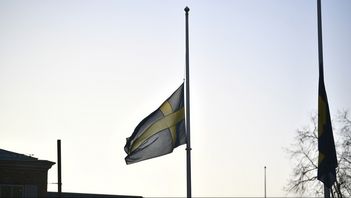 Svenska flaggan på halv stång utanför S:t Nicolai kyrka i Örebro vid en minnesgudstjänst för de 11 personer som miste sina liv i skolskjutningen i Risbergska skolan. Bild från tidigare i veckan. Foto: Viktoria Bank / TT