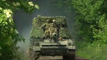 Ryska soldater åker på en Akacia-haubits på en ej namngiven plats i Ukraina. Foto: Rysslands försvarsministeriums presstjänst via AP