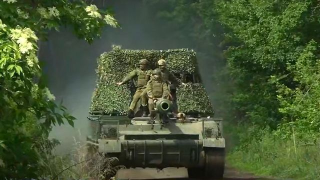 Ryska soldater åker på en Akacia-haubits på en ej namngiven plats i Ukraina. Foto: Rysslands försvarsministeriums presstjänst via AP