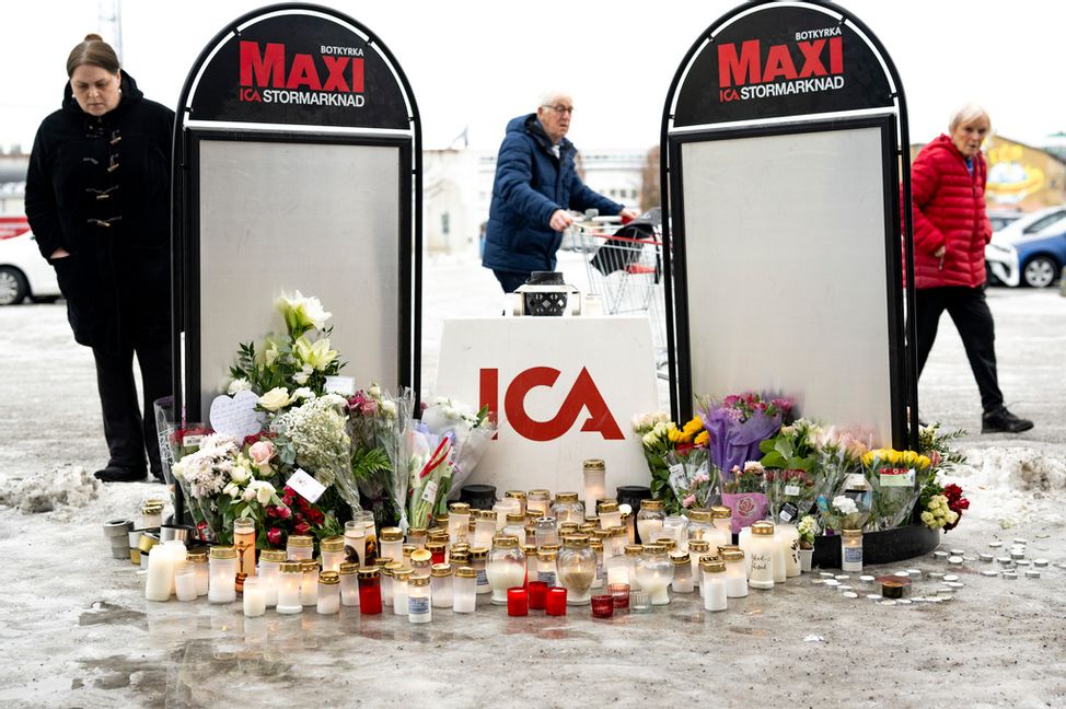 Blommor och ljus utanför Ica Maxi i Norsborg i Botkyrka kommun, två dagar efter mordet på den anställda kvinnan den 7 januari. Foto: Pontus Lundahl/TT