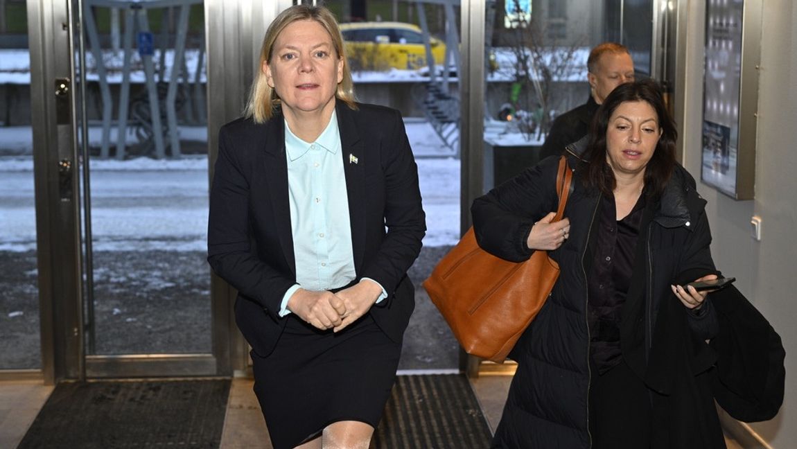 Magdalena Andersson med pressekreterare. Andersson borde tacka ja till Henrik Jönssons inbjudan för att reda ut saker. Foto: Anders Wiklund/TT