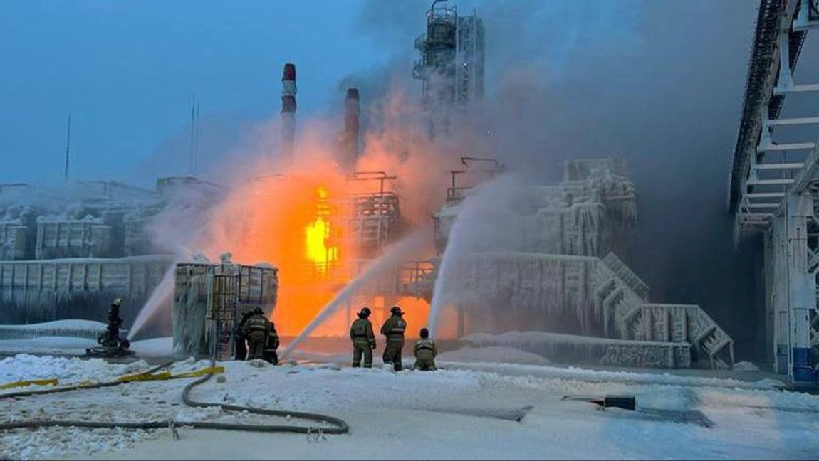 Brandmän bekämpar elden i den ryska hamnen Ust-Luga. Foto: TELEGRAMKONTOT DROZDENKO_AU_LO/AFP/TT