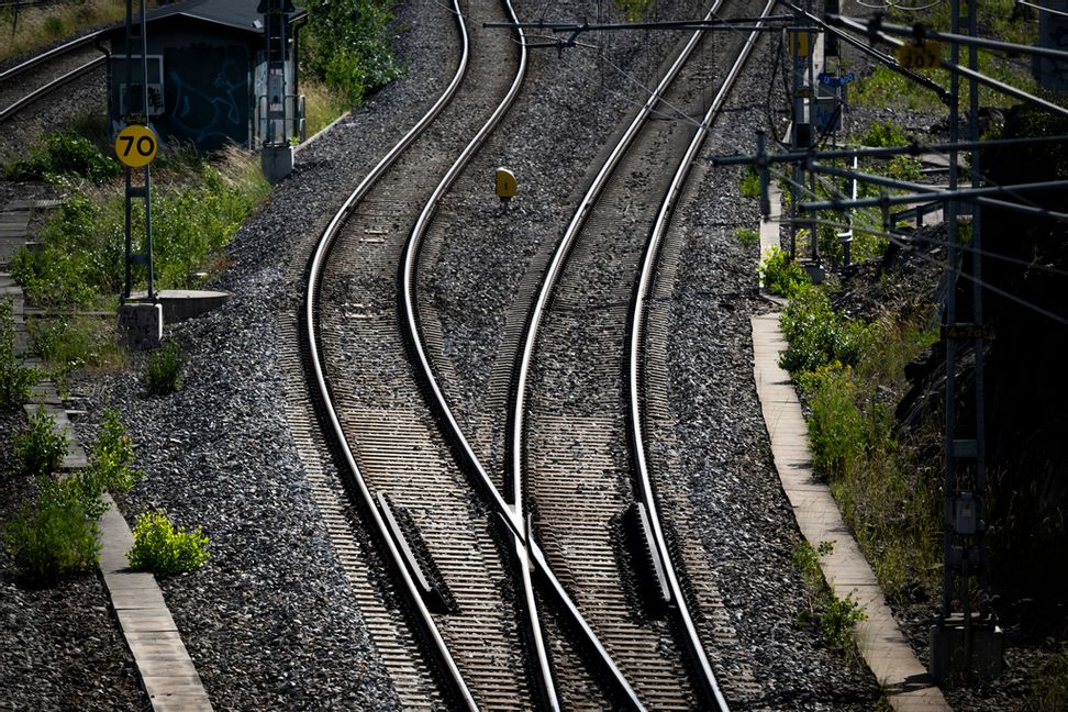 Vid höga temperaturer kan rälsen böja sig och en så kallad solkurva uppstår. Arkivbild. Foto: Pontus Lundahl/TT