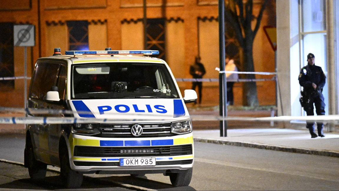 Polis på plats efter att skott avlossats mot en lägenhetsdörr på Limhamn. Foto: Johan Nilsson / TT