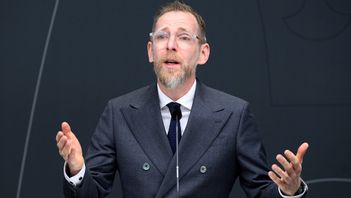 Jakob Forssmed tycker att folk är vuxna nog att välja honom men inte vuxna nog för gårdsförsäljning av alkohol. Foto: Samuel Steén/TT