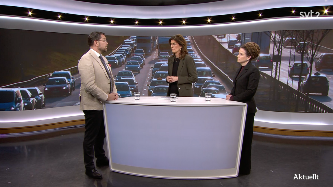 Jimmie Åkesson (SD) och Amanda Lind (MP) möttes i Aktuellt för att debattera drivmedelsskatten. Foto: Skärmavbild/SVT