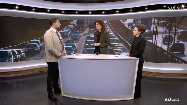 Jimmie Åkesson (SD) och Amanda Lind (MP) möttes i Aktuellt för att debattera drivmedelsskatten. Foto: Skärmavbild/SVT