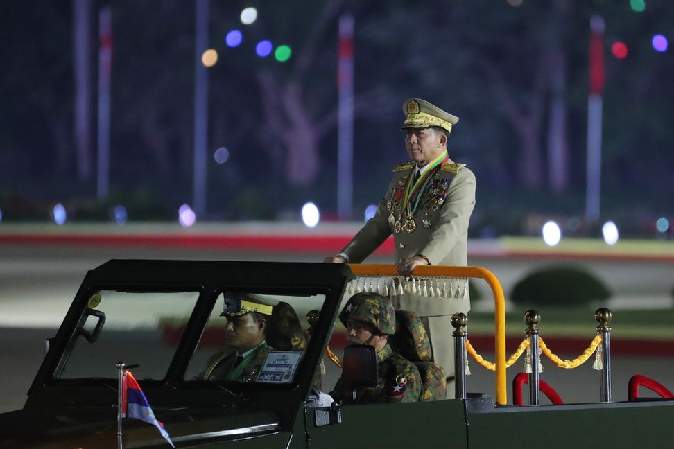 General Min Aung Hlaing leder Myanmars juntastyre efter militärkuppen 2021. Här visar han upp sig i en militärparad i Naypyidaw i mars 2024. Foto: Aung Shine Oo/AP/TT