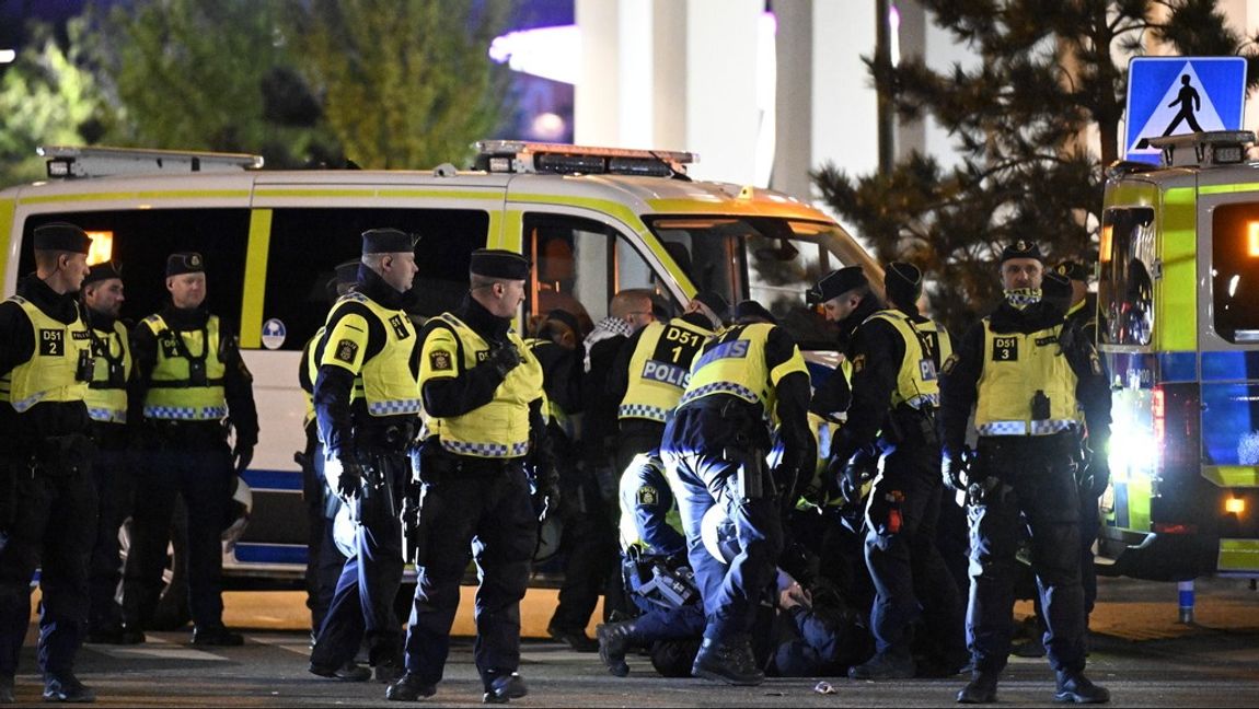 Demonstranter tas omhand av polis utanför Malmö Arena under natten.. Foto: Johan Nilsson/TT