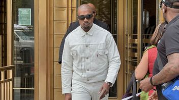 Bild på Kanye West utanför förbundsdomstolen i New York under rättegången mot Sean ”Diddy” Combs i juni 2025. Foto: Michael R. Sisak/AP/TT