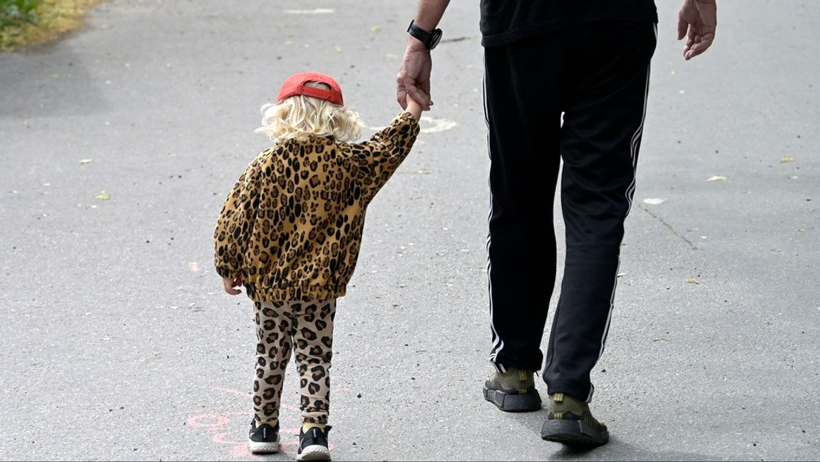 Föräldrar kan nu överlåta en del av sina dagar med föräldrapenning på någon annan, inte bara sin sambo eller barnets andra vårdnadshavare. Arkivbild. Foto: Janerik Henriksson/TT.