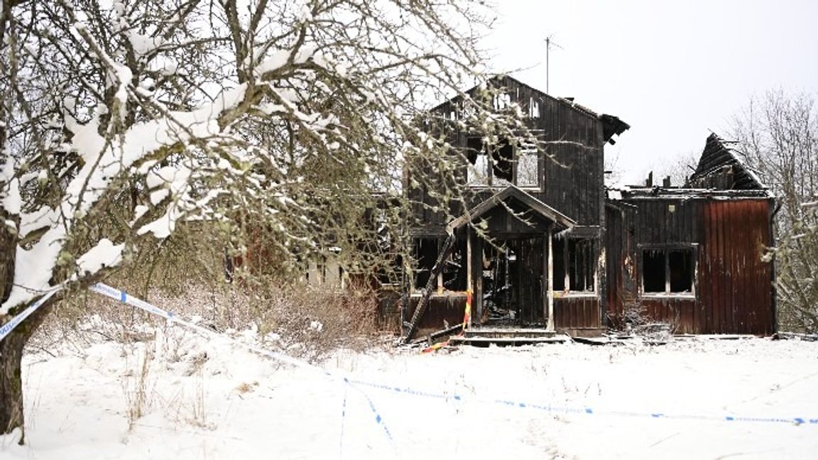 Det sönderbrända huset i Nässjö där en kvinna dog i lågorna. Foto: Mikael Fritzon/TT.