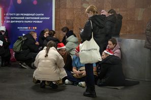 Människor söker skydd på en tunnelbanestation i Kiev på julafton. Efrem Lukatsky/AP/TT