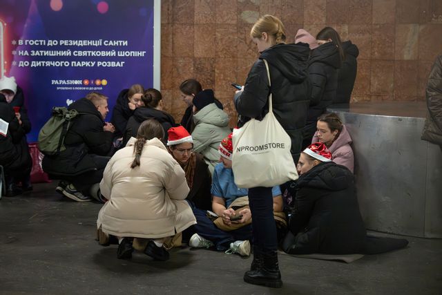 Människor söker skydd på en tunnelbanestation i Kiev på julafton. Efrem Lukatsky/AP/TT