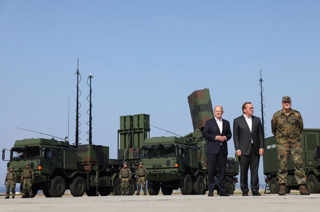 Tysklands avgående förbundskansler Olaf Scholz, försvarsminister Boris Pistorius och flygvapenchef Ingo Gerhartz inspekterar luftvärnssystem i tyska Todendorf. Arkivbild. Foto: Christian Charisius/AP/TT