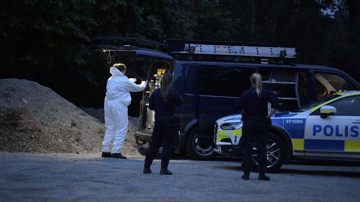 Polis på plats i Salem söder om Stockholm efter att en man hittats skjuten i ett skogsområde. Foto: OSCAR OLSSON/TT