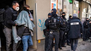 Tysk polis under en räd mot klaner i Berlin tidigare i år. Foto: dpa/AP/TT.