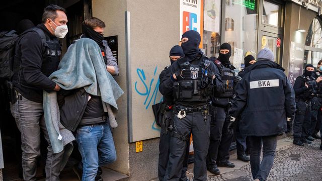 Tysk polis under en räd mot klaner i Berlin tidigare i år. Foto: dpa/AP/TT.