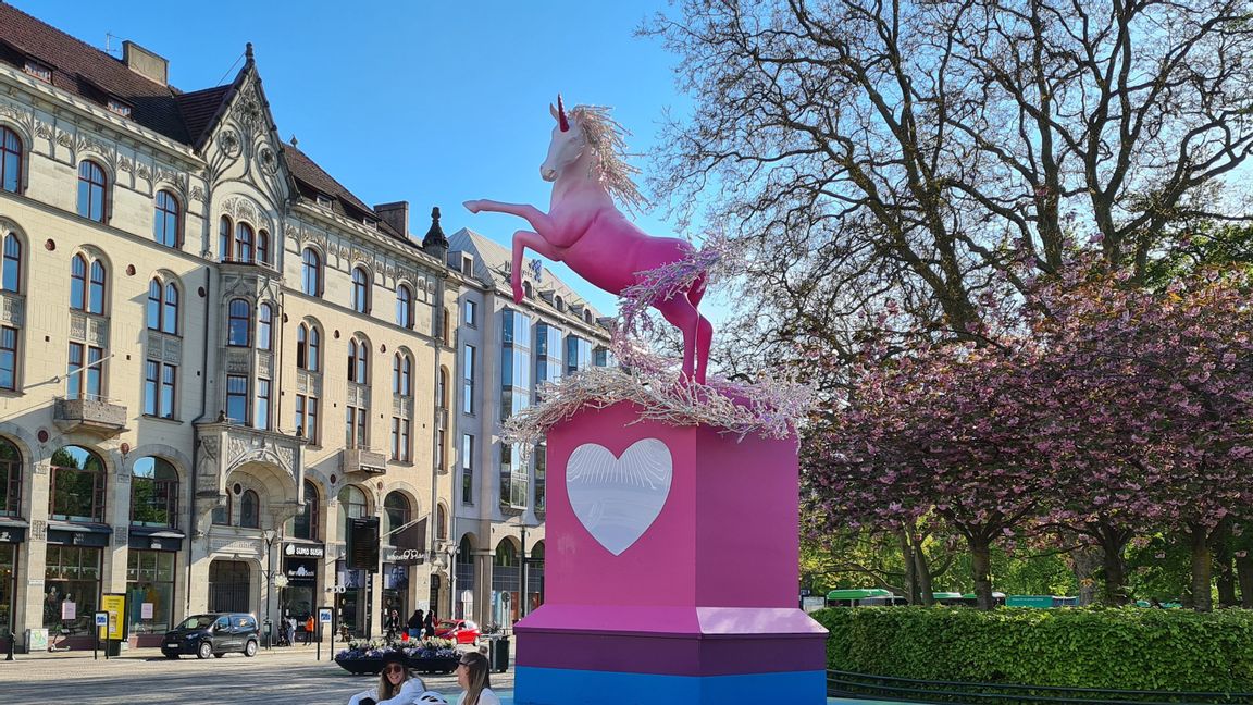 Den sex meter höga statyn av en enhörning på Gustav Adolfs torg i Malmö har varit omdiskuterad. Foto: Sören Billing.