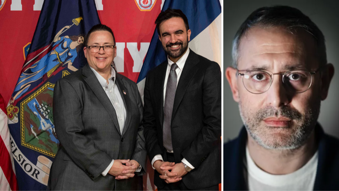 Borgmästare Zohran Mamdani med sin nyutnämnda brandchef till vänster, som av vad som säkert bara är en ren slump råkar vara lesbisk. Foto: Yuki Iwamura / AP / TT